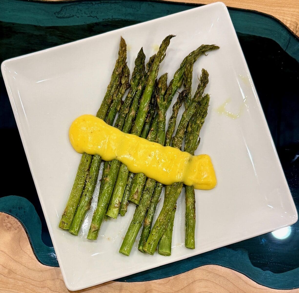 Hollandaise sauce with roasted asparagus
