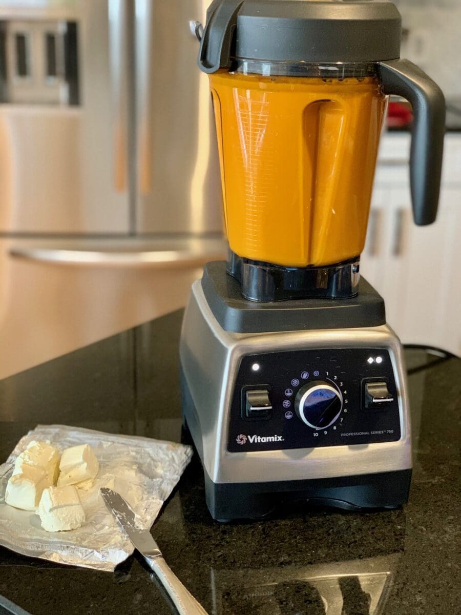 blending tomato bisque soup