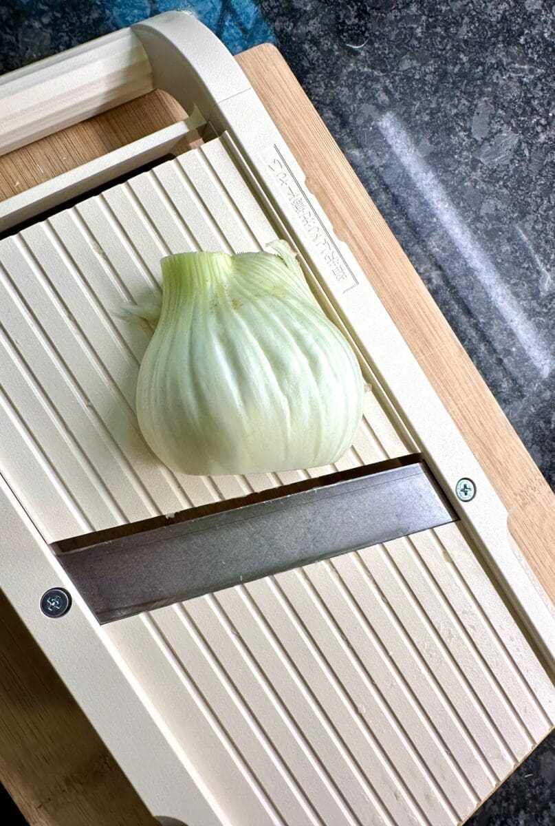 slicing fennel