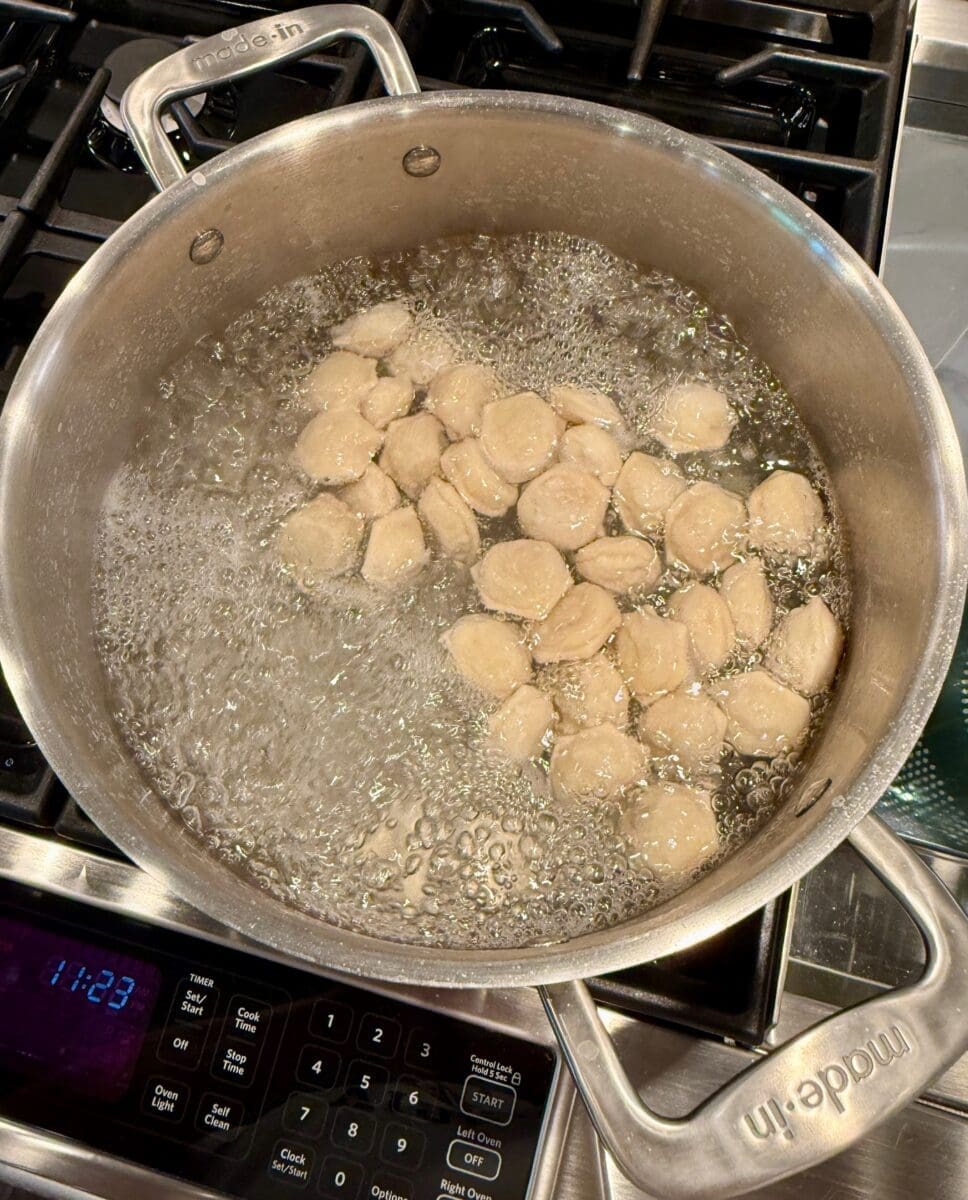 boiling pelmeni