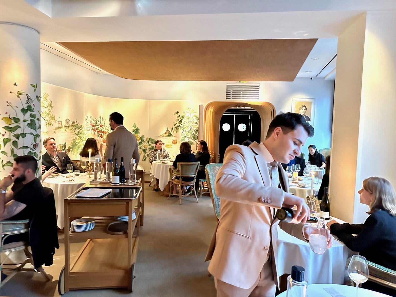 L'Arpege main dining room