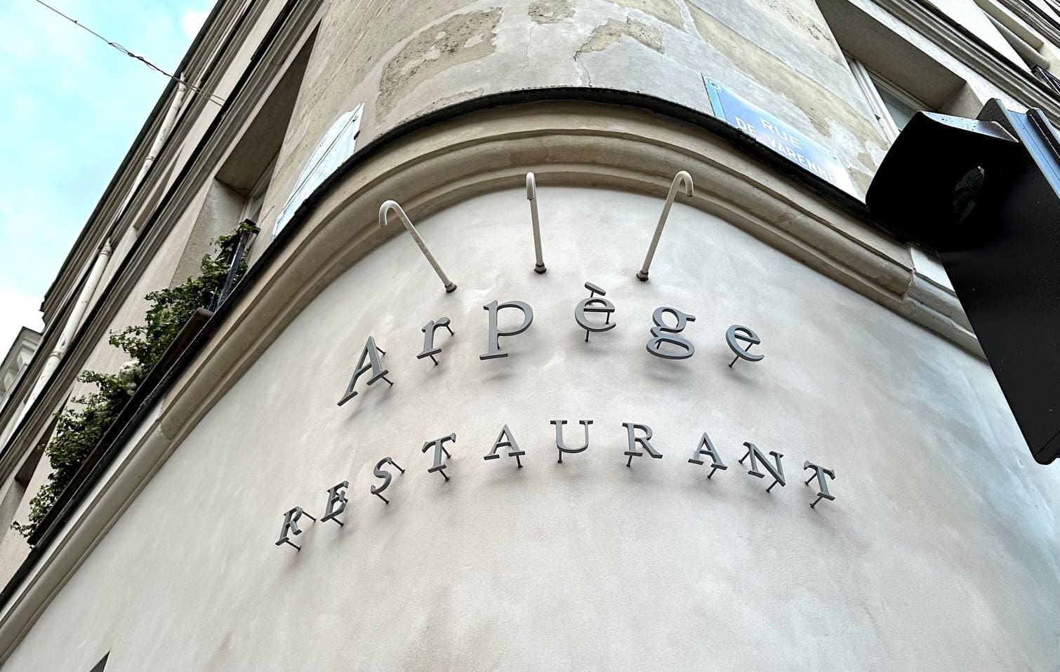 L'Arpege main