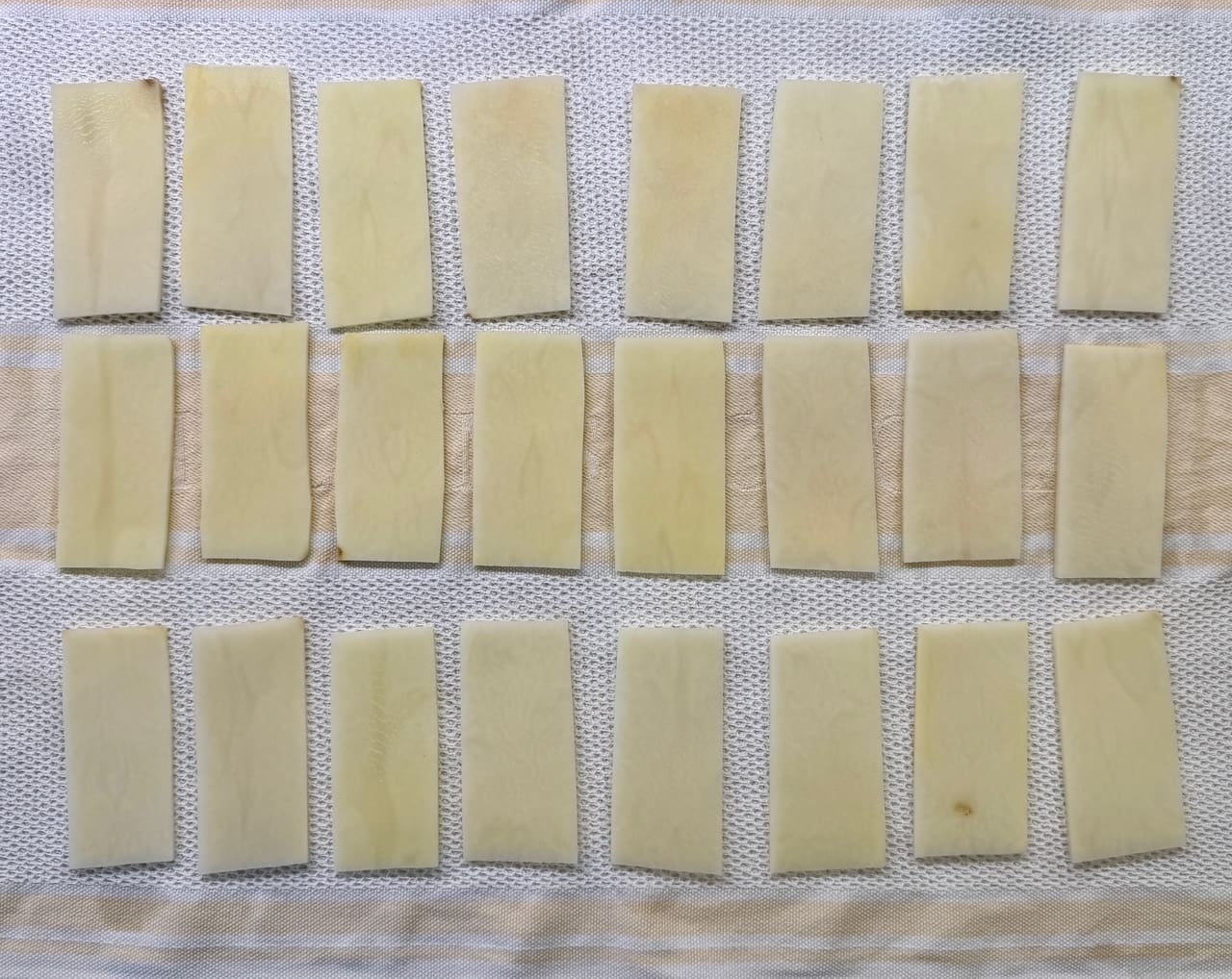 drying the sliced potatoes